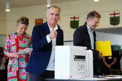 Perdana Menteri Canada dan pemimpin Parti Liberal, Mark Carney, bersama isterinya Diana Fox Carney, memberikan isyarat sebagai tanda keyakinan selepas selesai mengundi di pusat pengundian sempena pilihan raya persekutuan di Ottawa, Kanada pada 28 April 2025.
Pada hari pengundian yang penting ini, Canada memilih pemerintah baru di tengah-tengah ketegangan akibat perang perdagangan dan ancaman aneksasi oleh Presiden Amerika Syarikat, Donald Trump.