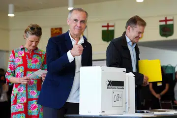 Perdana Menteri Canada dan pemimpin Parti Liberal, Mark Carney, bersama isterinya Diana Fox Carney, memberikan isyarat sebagai tanda keyakinan selepas selesai mengundi di pusat pengundian sempena pilihan raya persekutuan di Ottawa, Kanada pada 28 April 2025.
Pada hari pengundian yang penting ini, Canada memilih pemerintah baru di tengah-tengah ketegangan akibat perang perdagangan dan ancaman aneksasi oleh Presiden Amerika Syarikat, Donald Trump.