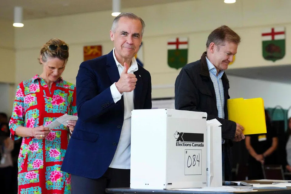 Perdana Menteri Canada dan pemimpin Parti Liberal, Mark Carney, bersama isterinya Diana Fox Carney, memberikan isyarat sebagai tanda keyakinan selepas selesai mengundi di pusat pengundian sempena pilihan raya persekutuan di Ottawa, Kanada pada 28 April 2025.
Pada hari pengundian yang penting ini, Canada memilih pemerintah baru di tengah-tengah ketegangan akibat perang perdagangan dan ancaman aneksasi oleh Presiden Amerika Syarikat, Donald Trump.