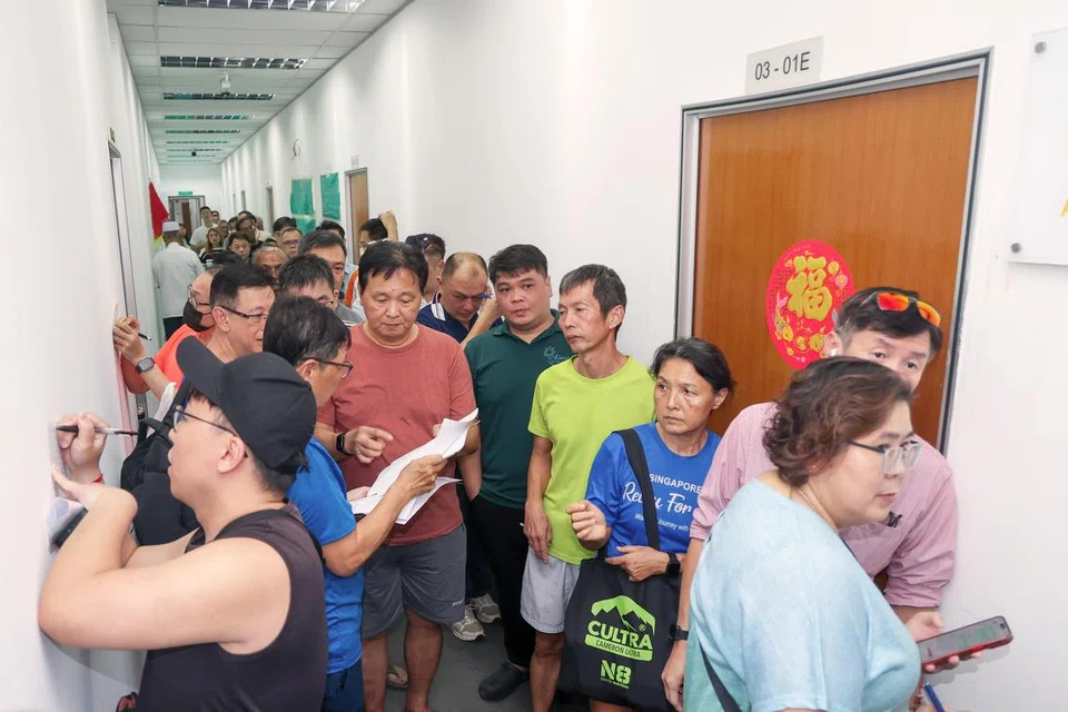 Kaunter maklumat Permit Masuk Kenderaan (VEP) bagi pemandu yang ingin memasuki Malaysi dari Singapura terletak di tingkat tiga di 186, Woodlands Industrial Park E5.