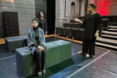 EDISI KEDUA: Persembahan teater, 'Cherita Hantu...Kembali', oleh Hafidz Rahman (kanan) juga menjemput pelakon veteran, Nurijah Sahat (duduk), dan pelakon Azzy Mozerin dalam edisi kedua ini. - Foto ihsan HAFIDZ RAHMAN