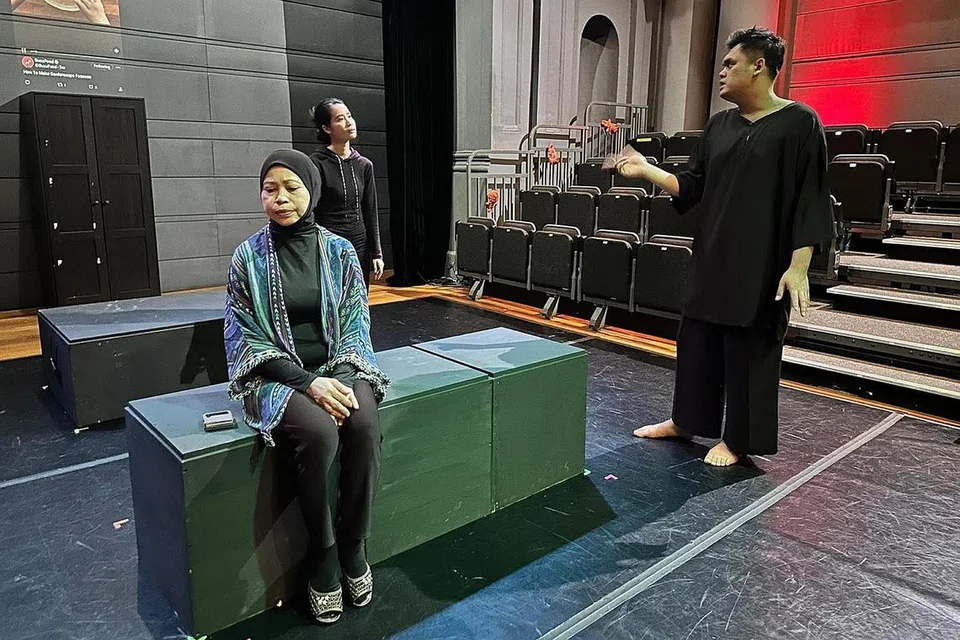 EDISI KEDUA: Persembahan teater, 'Cherita Hantu...Kembali', oleh Hafidz Rahman (kanan) juga menjemput pelakon veteran, Nurijah Sahat (duduk), dan pelakon Azzy Mozerin dalam edisi kedua ini. - Foto ihsan HAFIDZ RAHMAN
