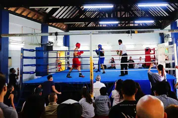 TUTUP TIRAI: Lebih 120 penonton berkumpul di Gim Tinju Farrer Park Sabtu lalu bagi menyaksikan Kejohanan Tinju Kebangsaan. - Foto BH oleh KELVIN CHNG