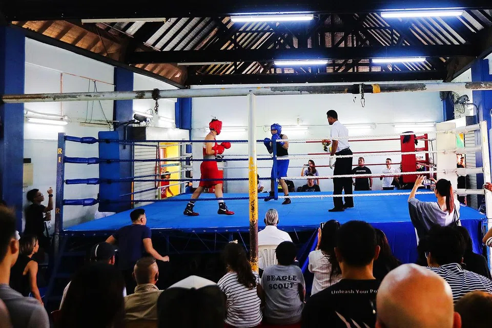 TUTUP TIRAI: Lebih 120 penonton berkumpul di Gim Tinju Farrer Park Sabtu lalu bagi menyaksikan Kejohanan Tinju Kebangsaan. - Foto BH oleh KELVIN CHNG