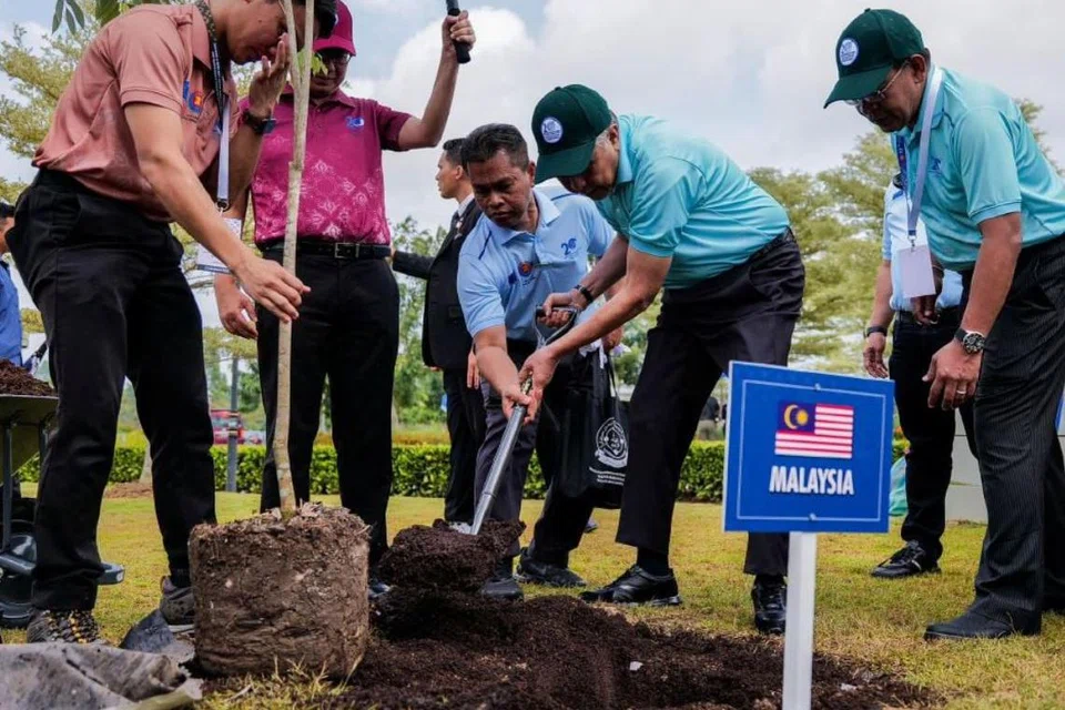 Timbalan Perdana Menteri Malaysia, Datuk Seri Dr Ahmad Zahid Hamidi (dua dari kanan), menanam pokok sebagai simbol mengenang tragedi tsunami, ketika menghadiri Majlis Memperingati 20 Tahun Tsunami Lautan Hindi dan Hari Pengurusan Bencana Asean di Taman Mahkota Jubli Emas, Bandar Seri Begawan, Brunei, pada 25 Oktober.