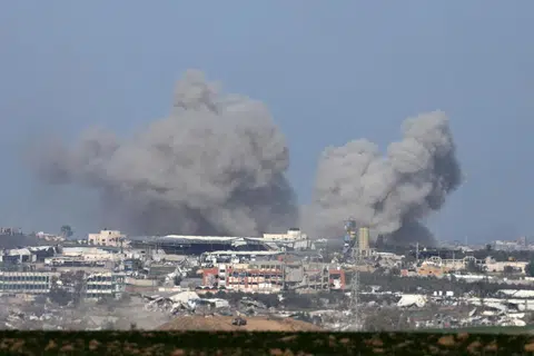 SUSAH SENANG PERMAINAN HIDUP: Asap mengepul dari kejiranan Shujaiya di Semenanjung Gaza, berikutan serangan udara Israel pada 29 Disember 2023, di ambang tahun baru 2024. Keadaan susah dan tidak menentu yang melanda dunia datang ‘bertali arus’, ibarat ‘sudah bertarah, berdongkol pula’.