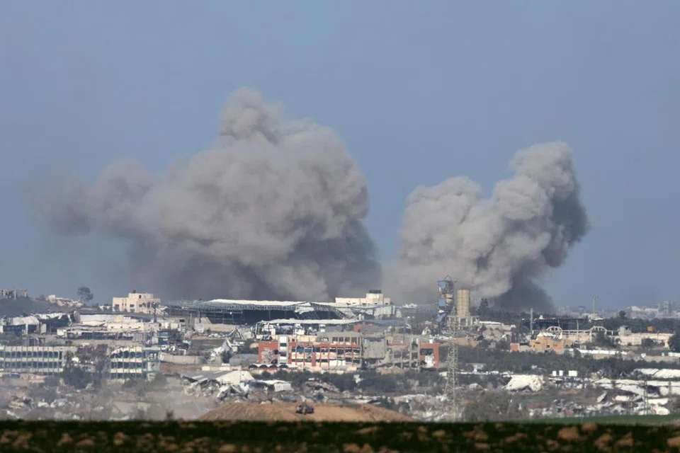 SUSAH SENANG PERMAINAN HIDUP: Asap mengepul dari kejiranan Shujaiya di Semenanjung Gaza, berikutan serangan udara Israel pada 29 Disember 2023, di ambang tahun baru 2024. Keadaan susah dan tidak menentu yang melanda dunia datang ‘bertali arus’, ibarat ‘sudah bertarah, berdongkol pula’.
