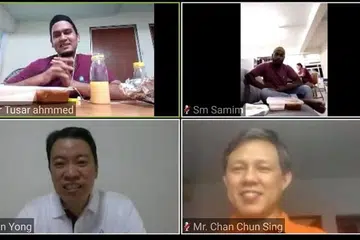 'BUKA PUASA' ZOOM: Encik Chan Chun Sing dan Encik Melvin Yong menyertai satu sesi buka puasa bersama beberapa pekerja asing menerusi Zoom pada 1 Mei 2020. 