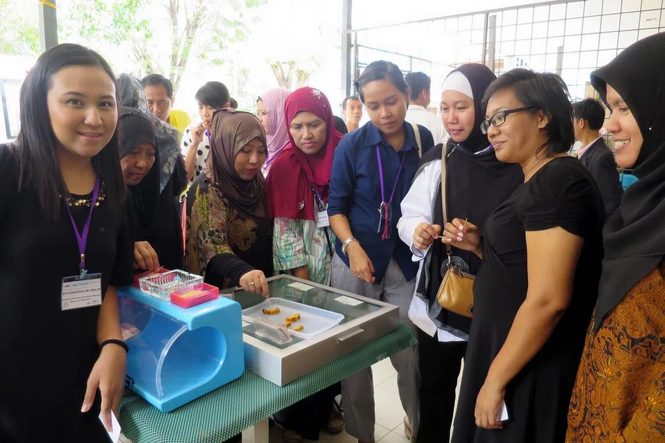 TINJAU OPERASI: Peserta berpeluang melawat kilang dan meninjau bagaimana ia dikendalikan, serta mendapatkan panduan penghasilan produk. - Foto AMP