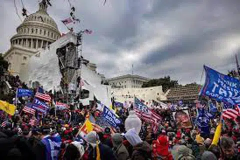 AMARAN SERANGAN PENGGANAS: Serangan terhadap Bangunan Capitol Amerika Syarikat pada 6 Januari 2021 menyaksikan ratusan individu didakwa dan menerima hukuman penjara termasuk anggota kumpulan pelampau.