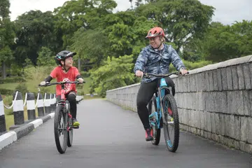 Bapa harus meluangkan masa untuk bermain dan beriadah bersama anak, seperti bermain di taman dan berbasikal, bagi mengeratkan hubungan dan mencipta kenangan bersama.