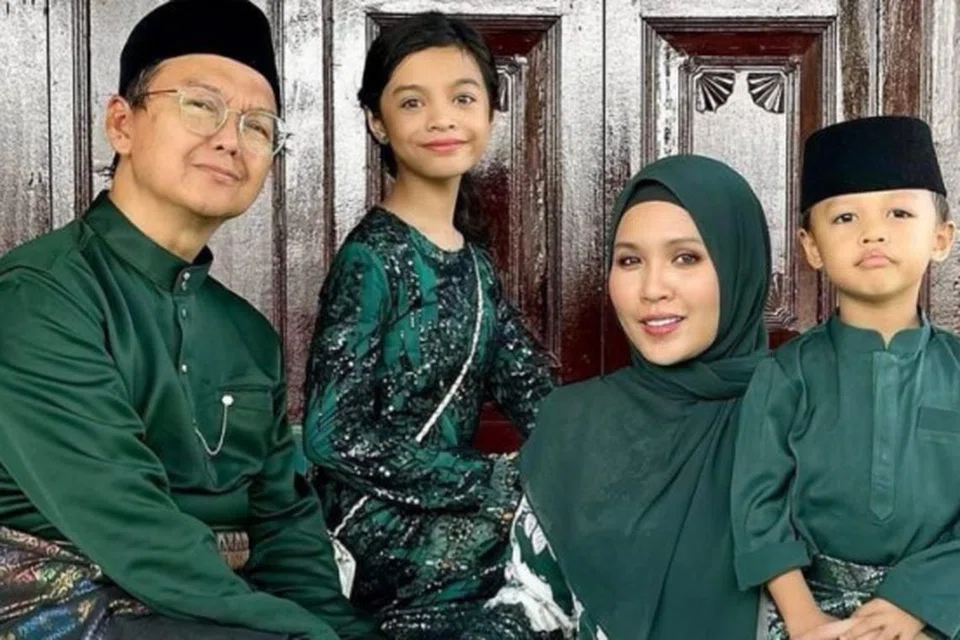 BERCERAI SECARA MATANG: Aziz M. Osman (kiri) dan isterinya selama 13 tahun, Puteri Lily (dua dari kanan), sudah sebulan bercerai tetapi masih mengekalkan hubungan baik demi dua anak mereka.