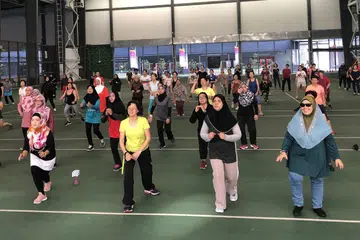 DEMI KESIHATAN: Hampir 300 peserta mengikuti senaman 'Sihat Zumba' di Our Tampines Hub Sabtu lalu sebelum sesi dihentikan pada bulan Ramadan. Kelas bakal bermula lagi pada Ogos nanti. - Foto ISMAWATI ISMAIL