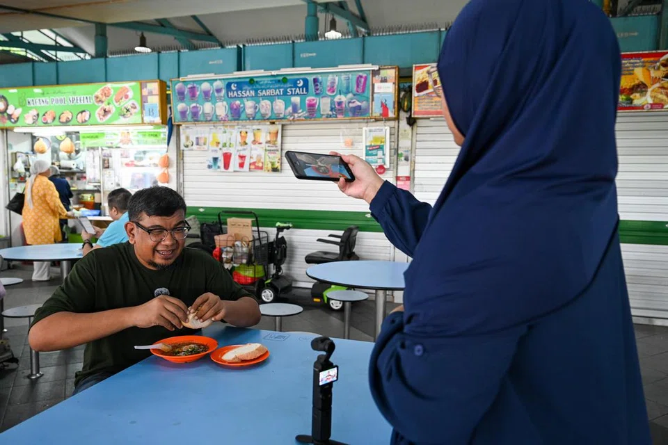 Pasangan suami isteri daripada saluran YouTube, Small City Island, Cik Nor Fazeera Abdullah dan Encik Dani Dawood, memainkan peranan masing-masing di sebalik tabir dengan Cik Fazeera sebagai juruvideo dan pengurus audio, manakala Encik Dani bertindak sebagai hos dan penyunting.