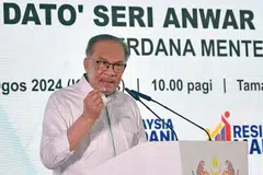 Perdana Menteri Malaysia, Datuk Seri Anwar Ibrahim, menyampaikan ucapan pada Majlis Perasmian dan Pecah Tanah Residensi Suria Madani di Taman Desa pada 29 Ogos.