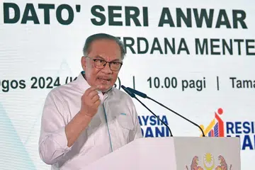 Perdana Menteri Malaysia, Datuk Seri Anwar Ibrahim, menyampaikan ucapan pada Majlis Perasmian dan Pecah Tanah Residensi Suria Madani di Taman Desa pada 29 Ogos.