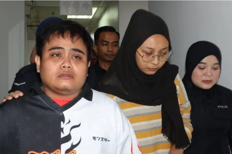 DIHADAPKAN KE MAHKAMAH: Nurul Ashiqin Mohamad Zahir (kanan) dan rakannya, Awiin Chua, didakwa mendera serta mengabaikan seorang budak lelaki berusia tujuh tahun.