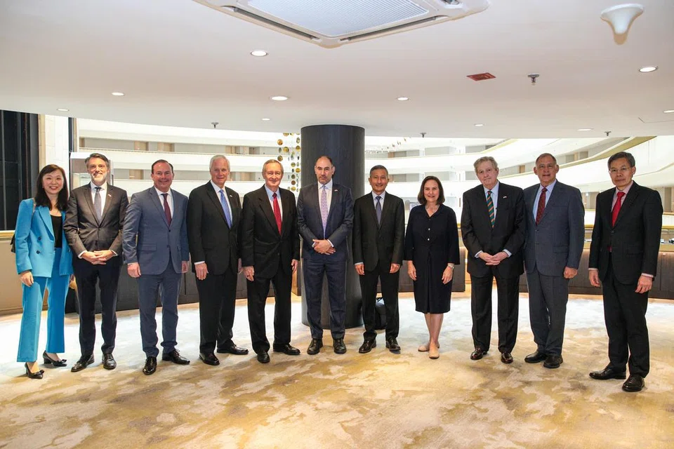 ERATKAN HUBUNGAN: Menteri Ehwal Luar, Dr Vivian Balakrishnan (lima dari kanan), bergambar bersama satu delegasi Kongress Amerika Syarikat yang berada di Singapura dari 22 hingga 24 Mei.