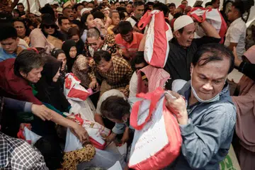 Orang ramai mendapatkan beg bantuan makanan yang diagihkan oleh Presiden Indonesia, Encik Joko Widodo, untuk menyambut Hari Raya Aidilfitri di Jakarta pada 10 April 2024. Indonesia mempunyai potensi mengembangkan institusi zakatnya. 
