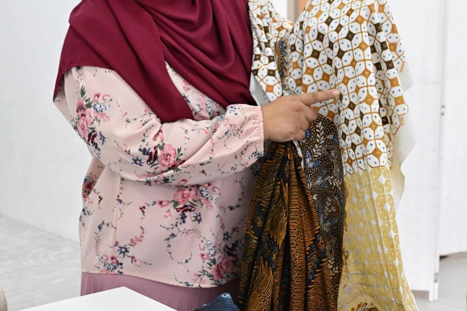 Cik Fathiah telah menghasilkan karya seni batik tulis bagi pameran akhir pengajian sarjana beliau.