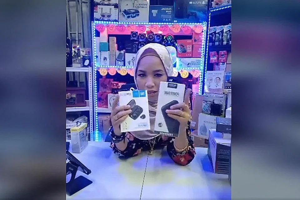 ENGGAN PUTUS ASA: Walaupun kesan Covid-19 terhadap perniagaannya agak mendalam, Cik Haslinah enggan 'serah diri' dan terus bertungkus-lumus menguruskan The Original Pisang Keju sendirian. Selain itu, beliau turut bekerja keras mencari rezeki tambahan sebagai pelelong atau 'auctioneer' di wadah FB Live. - Foto BARANG BAIK BRO / FACEBOOK 