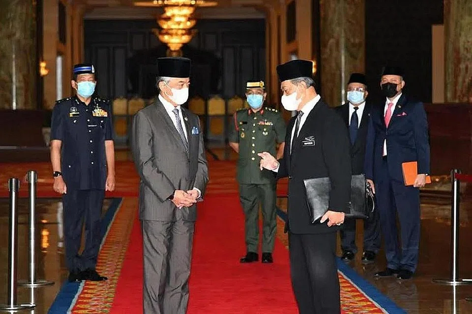 GESA SOKONG BELANJAWAN: Yang di-Pertuan Agong Al-Sultan Abdullah (kiri) bertemu Tan Sri Muhyiddin pagi semalam di Istana Negara Malaysia. Al-Sultan Abdullah menekankan pentingnya Belanjawan 2021 bagi menangani Covid-19 dan memulihkan ekonomi Malaysia - Foto ISTANA NEGARA MALAYSIA.