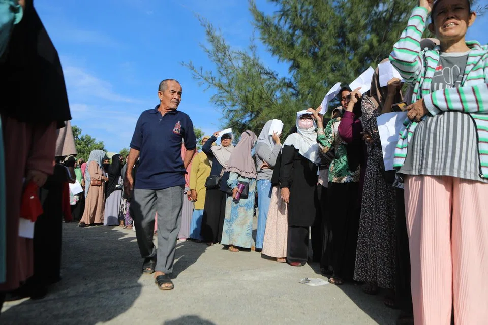 Penduduk Banda Aceh beratur panjang di pasar murah anjuran pemerintah tempatan bagi membeli keperluan asas pada harga subsidi. Program itu bertujuan meringankan beban rakyat dengan menawarkan barang keperluan harian pada harga lebih rendah,  sekali gus merangsang ekonomi tempatan. 