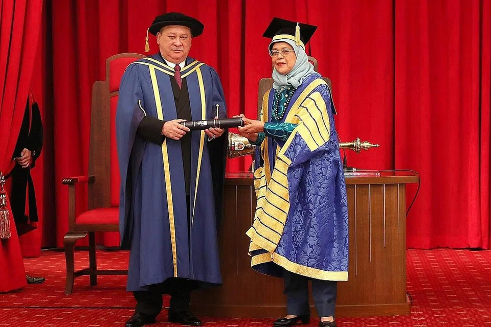 HUBUNGAN DUA HALA: Puan Halimah turut menyampaikan anugerah ijazah Doktor Kehormat Undang-Undang daripada NUS kepada Sultan Ibrahim sebagai pengiktirafan sumbangan luar biasanya kepada hubungan dua hala antara Johor dengan Singapura. - Foto FACEBOOK HALIMAH YACOB 