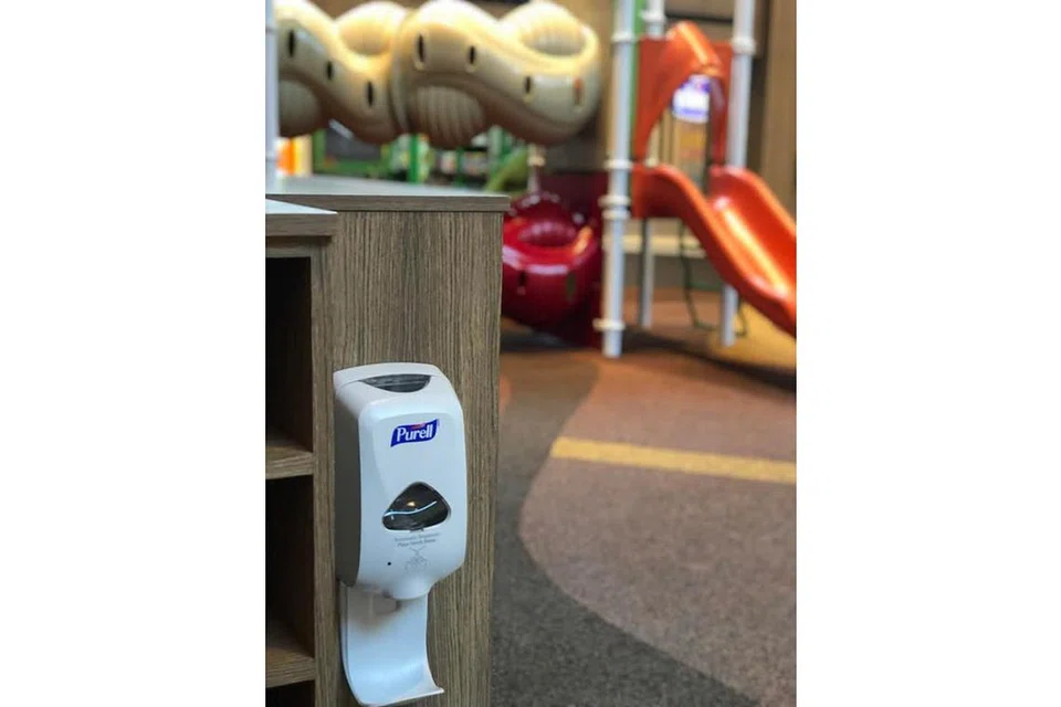 SEDIAKAN KEMUDAHAN: Kemudahan kebersihan seperti sanitiser tangan ini disediakan di taman permainan tertutup di Paragon, demi kegunaan ibu bapa dan anakanak mereka, mahupun pelawat lain. - Foto SPHRPM