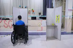 SISTEM INKLUSIF: Penduduk rumah penjagaan yang tidak boleh bergerak boleh mengundi dari katil mereka, dengan bantuan pegawai pilihan raya.