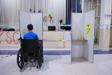 SISTEM INKLUSIF: Penduduk rumah penjagaan yang tidak boleh bergerak boleh mengundi dari katil mereka, dengan bantuan pegawai pilihan raya.