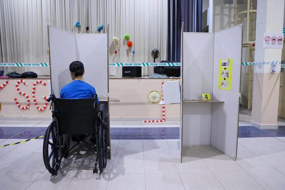 SISTEM INKLUSIF: Penduduk rumah penjagaan yang tidak boleh bergerak boleh mengundi dari katil mereka, dengan bantuan pegawai pilihan raya.