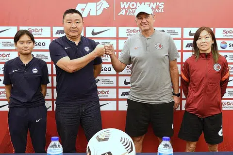 BERAZAM PAMER KEMAJUAN: (Dari kiri) Wakil Singapura, Nurhidayu dan jurulatih Ng, manakala wakil Hong Kong jurulatih Rambo dan Chan dalam satu sidang media praperlawanan antara Singapura dan Hong Kong di Hotel Royal semalam. - Foto FAS