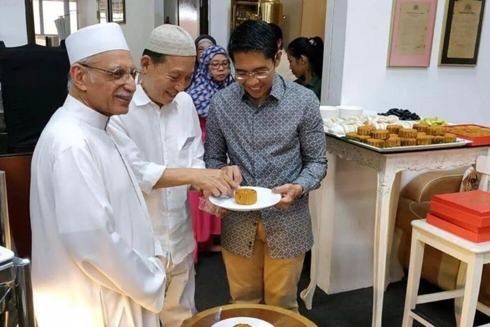 Huihui kerap bekerjasama dengan Masjid Ba’alwie untuk anjurkan beberapa program seperti perayaan Pertengahan Musim Luruh atau ‘mid-autumn’. Terakam dalam foto fail ialah (dari kiri) Imam Masjid Ba’alwie Habib Syed Hassan Al-Attas; Pengasas Huihui, Allahyarham Jafaar Mah; dan mantan Menteri Kedua Pendidikan merangkap Ehwal Luar, Dr Mohamad Maliki Osman.