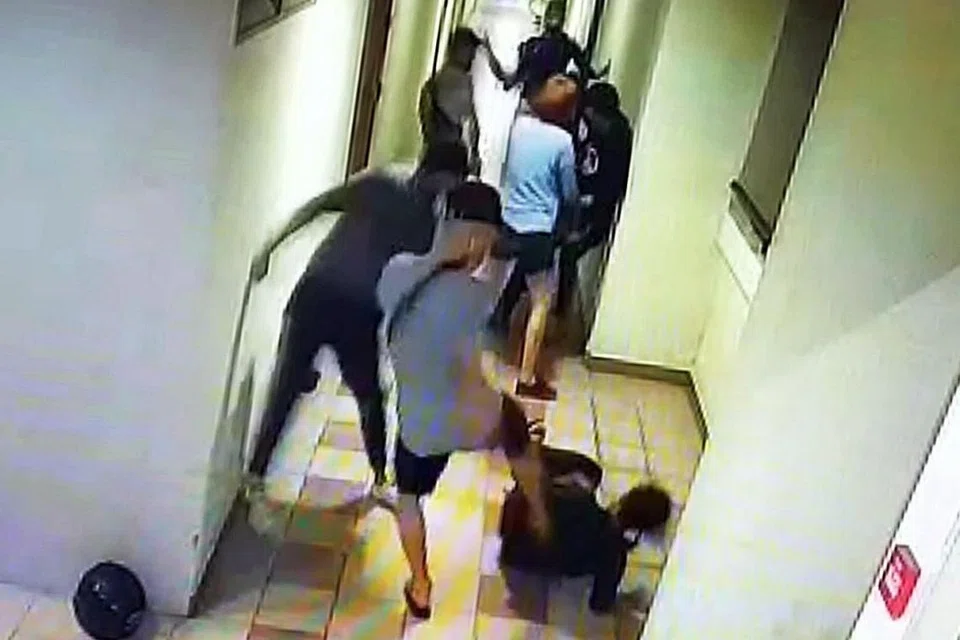 TULAR DI MEDIA SOSIAL: Rakaman pergaduhan antara dua kumpulan haram yang menyebabkan kecederaan serius berlaku pada Ahad lalu di tingkat 16 pangsapuri People's Park Centre.