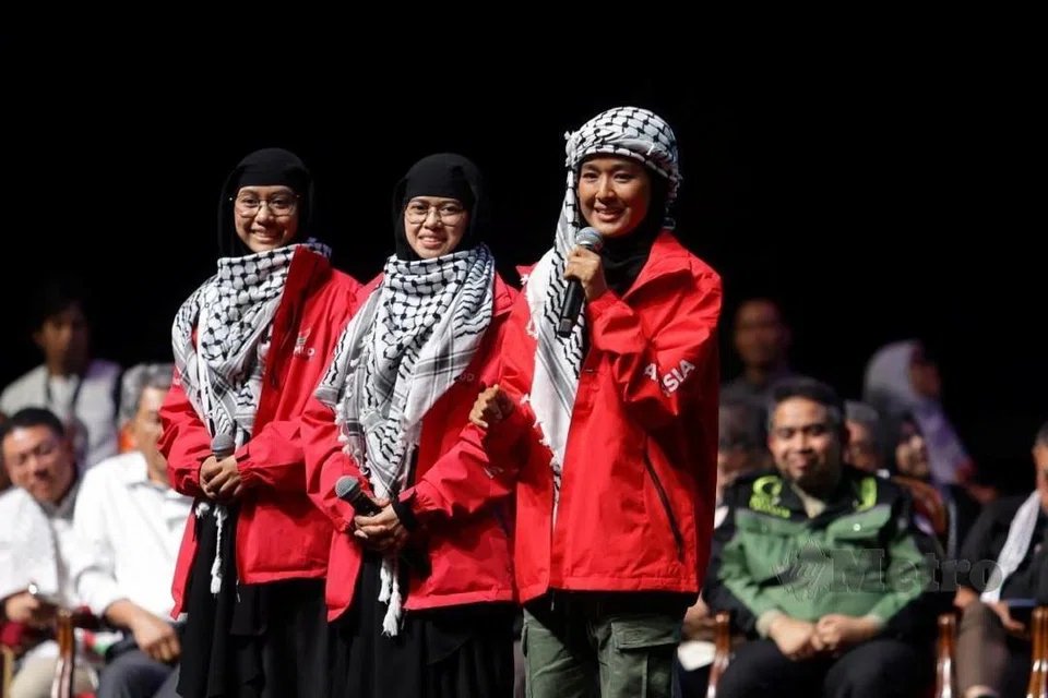 Aktivis wanita yang menyertai misi kemanusiaan Global Sumud Flotilla berkongsi pelbagai pengalaman sepanjang dalam tahanan Israel. Dari kanan, personaliti media sosial, Cik Farah Lee; penyanyi, Datin Nur Heliza Helmi dan adiknya, Nur Hazwani.   