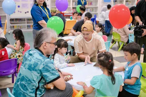  Di jerayawara, ReadySetLearn (RSL), kanak-kanak berpeluang meneroka pelbagai kegiatan di zon permainan interaktif yang direka untuk merangsang kreativiti dan semangat ingin tahu. 