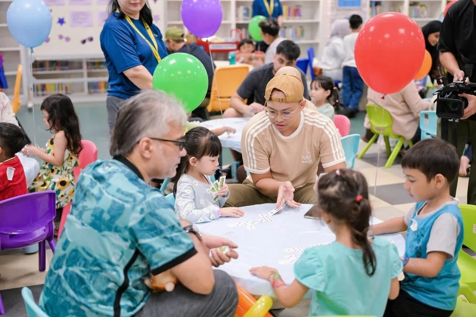  Di jerayawara, ReadySetLearn (RSL), kanak-kanak berpeluang meneroka pelbagai kegiatan di zon permainan interaktif yang direka untuk merangsang kreativiti dan semangat ingin tahu. 