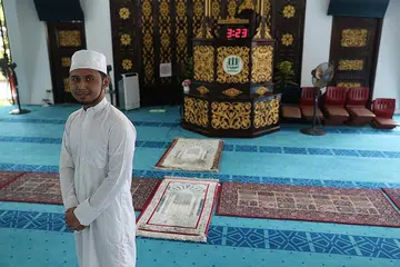 RAMADAN PERTAMA DITUGASKAN JADI IMAM TARAWIH: Ustaz Mohamed Hafiz mengetuai solat tarawih di bulan Ramadan ini di Masjid Al-Mukminin. - Foto BH oleh TIMOTHY DAVID