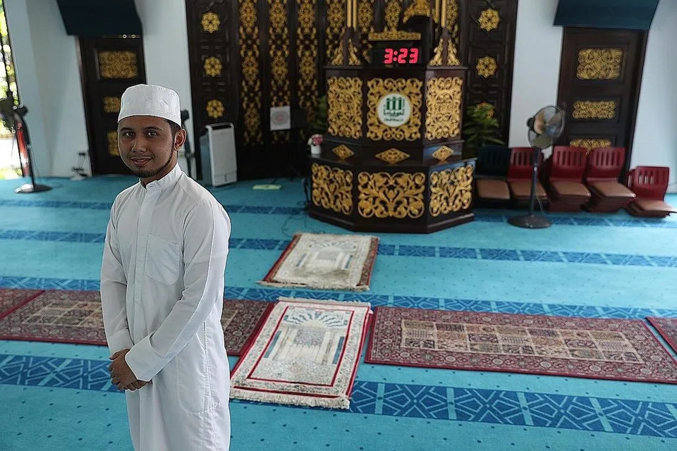 RAMADAN PERTAMA DITUGASKAN JADI IMAM TARAWIH: Ustaz Mohamed Hafiz mengetuai solat tarawih di bulan Ramadan ini di Masjid Al-Mukminin. - Foto BH oleh TIMOTHY DAVID