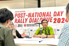 (Dua dari kanan) Menteri di Pejabat Perdana Menteri merangkap Menteri Kedua (Pendidikan merangkap Ehwal Luar), Dr Mohamad Maliki Osman, menyertai perbincangan bersama belia dalam sesi Dialog Pasca-Rapat Hari Kebangsaan berkenaan Pembangunan Negara di Heartbeat@Bedok pada 25 Ogos.