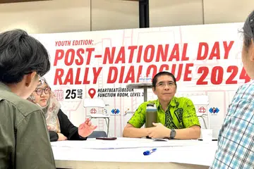 (Dua dari kanan) Menteri di Pejabat Perdana Menteri merangkap Menteri Kedua (Pendidikan merangkap Ehwal Luar), Dr Mohamad Maliki Osman, menyertai perbincangan bersama belia dalam sesi Dialog Pasca-Rapat Hari Kebangsaan berkenaan Pembangunan Negara di Heartbeat@Bedok pada 25 Ogos.