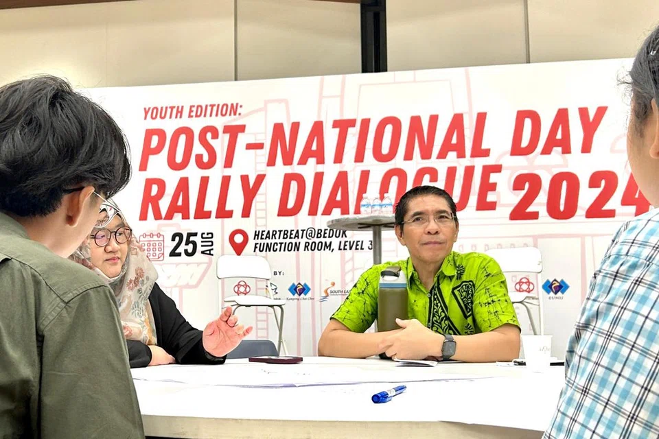 (Dua dari kanan) Menteri di Pejabat Perdana Menteri merangkap Menteri Kedua (Pendidikan merangkap Ehwal Luar), Dr Mohamad Maliki Osman, menyertai perbincangan bersama belia dalam sesi Dialog Pasca-Rapat Hari Kebangsaan berkenaan Pembangunan Negara di Heartbeat@Bedok pada 25 Ogos.