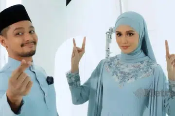 Syafiq Kyle (kiri) dan Mimi Lana masih mengekalkan hubungan baik sebagai sahabat seni walaupun membatalkan perkahwinan mereka yang sepatutnya dijadualkan pada 18 Ogos 2023. Foto ini dirakam bagi promosi baju Melayu dan baju kurung untuk satu jenama Malaysia.