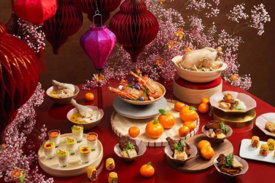 WAJAR DICUBA: Sempena Tahun Baru Cina, hidangan yang sukar dicari yang harus dicuba ialah Gamat Rebus, Puff Kacang Rangup dengan Abalon dan Sos Kolagen, yang direbus selama lebih tiga jam.