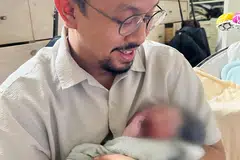 Tidak sangka menjadi orang pertama menyambut kelahiran anaknya di rumah, Encik Zulhilmy Azrin syukur dapat membantu isterinya, Cik Nadia Ramlee dalam proses melahirkan Salma Zulhilmy.