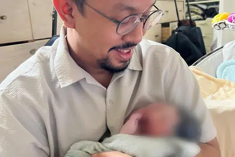 Tidak sangka menjadi orang pertama menyambut kelahiran anaknya di rumah, Encik Zulhilmy Azrin syukur dapat membantu isterinya, Cik Nadia Ramlee dalam proses melahirkan Salma Zulhilmy.