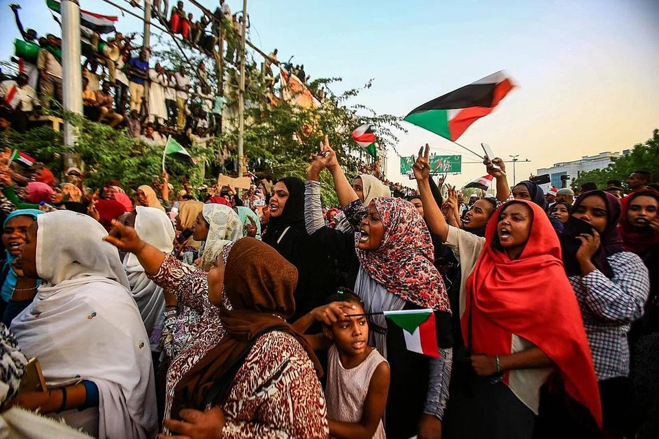 BERKORBAN DEMI DEMOKRASI: Wanita Sudan berikrar akan mengusir majlis jeneral tentera yang mengambil alih kuasa selepas Presiden Omar al-Bashir diguling dan menyertai bantahan di luar markas tentera di Khartoum, menuntut sebuah badan awam dibentuk bagi mewujudkan demokrasi (atas). Ramai daripada mereka dilaporkan dirogol semasa tentera menyerang penunjuk perasaan pada 3 Jun lalu. - Foto AFP