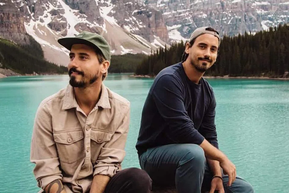Anggota ‘boyband’ The Moffatts, Clint (kiri), dan saudara kembarnya, Bob Moffatt, kini berjaya menggalak pelancongan di pelbagai negara sambil memajukan muzik ‘cover’ nostalgia mereka menerusi jenama baru, Music Travel Love.