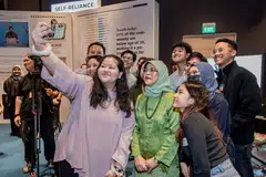 SOKONG INSPIRASI BELIA: Presiden Halimah Yacob bersama para belia dan karyawan muda semasa Persidangan Masyarakat Gemilang Mendaki pada Sabtu di Wisma Geylang Serai